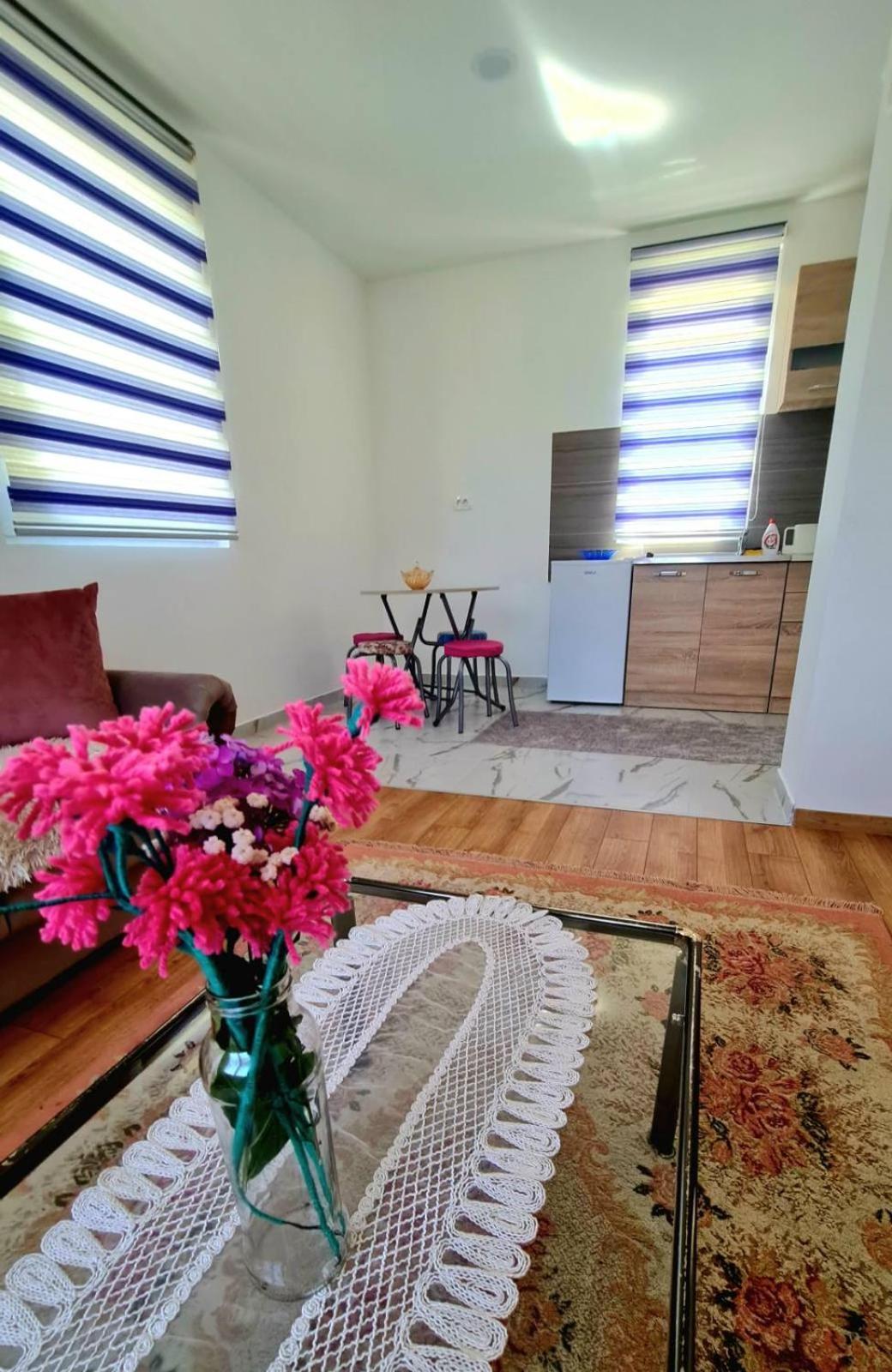 Kosta's White House Plav